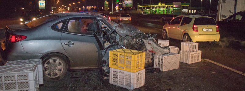 В Киеве Hyundai влетел в хлебовоз: водитель легковушки в критическом состоянии