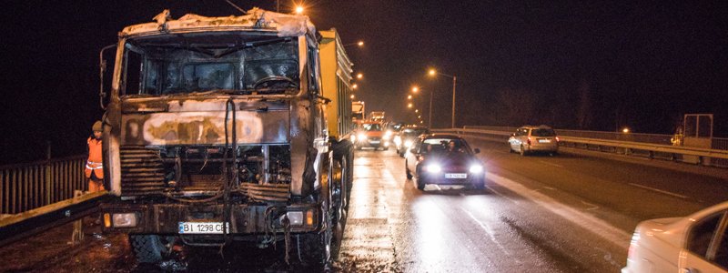 На Академгородке загорелся грузовик: никто не остановился помочь