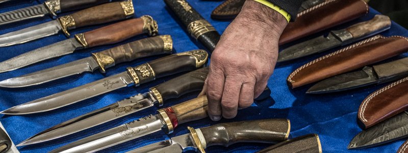 На лезвии души: в Украинском доме показали тысячу ножей