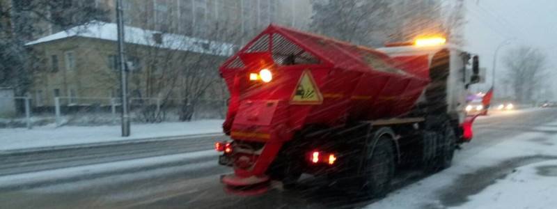 Киев засыпало снегом: с непогодой борются более сотни спецмашин