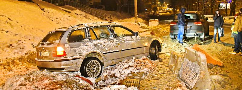 "Коварная" яма: на Борщаговской BMW вылетел в кювет и перевернулся