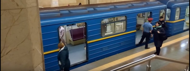Как в метро Киева ловили голого мужчину: видео