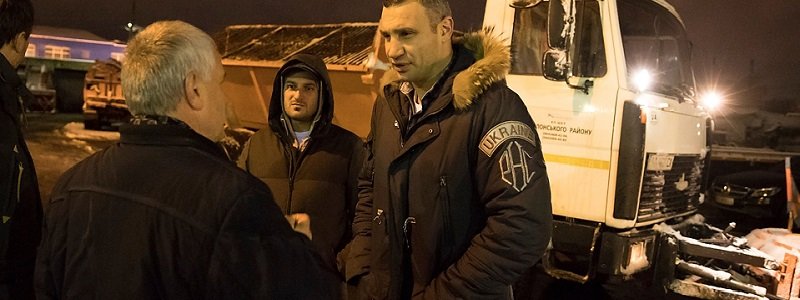 В Киеве ночью Кличко искал во дворах спецтехнику