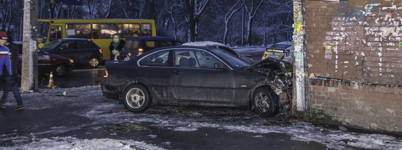 В Киеве BMW на евробляхах влетел в ПриватБанк: прохожих от смерти спасло чудо