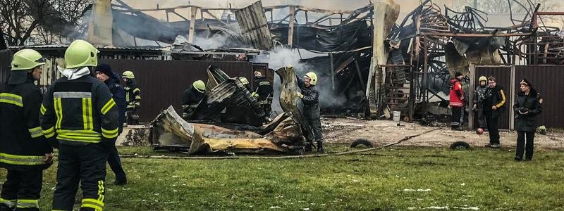 В Киеве масштабный пожар на левом берегу тушила почти сотня спасателей