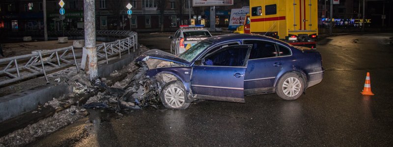 На Севастопольской площади водитель влетел в отбойник и забыл, что был в машине