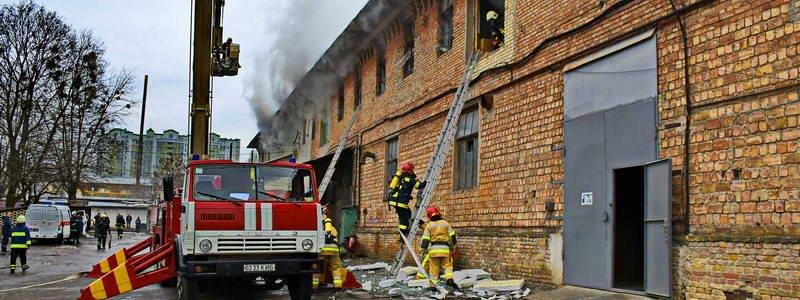 Выбитые окна и клубы дыма: в Киеве загорелись склады с фурнитурой
