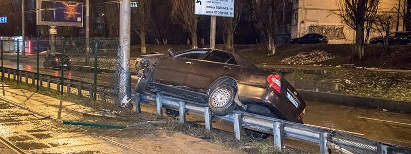 В Киеве легковушка вылетела на отбойник: водитель бросил пострадавшего и сбежал