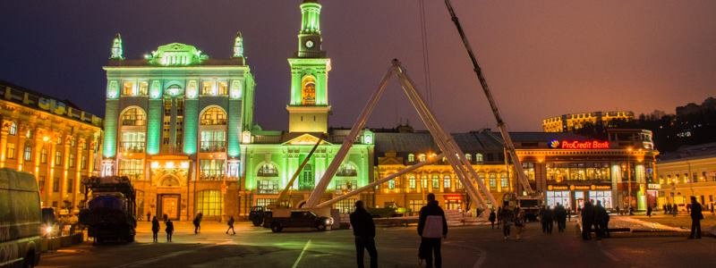 В Киеве монтируют огромное колесо обозрения и готовят новогодние сюрпризы