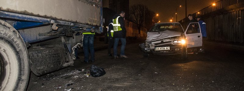 В Киеве легковушка потревожила сон водителя фуры, въехав в его грузовик сзади