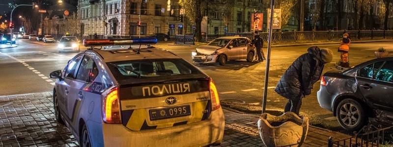 В центре Киева водитель KIA не проскочил на красный и оставил таксиста без автомобиля
