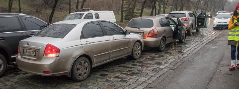 В центре Киева в пробке столкнулись три автомобиля