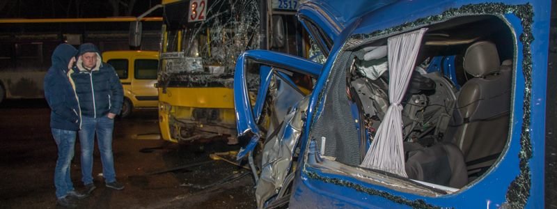 ДТП с маршруткой на Берковцах: водителя вырезали из автомобиля