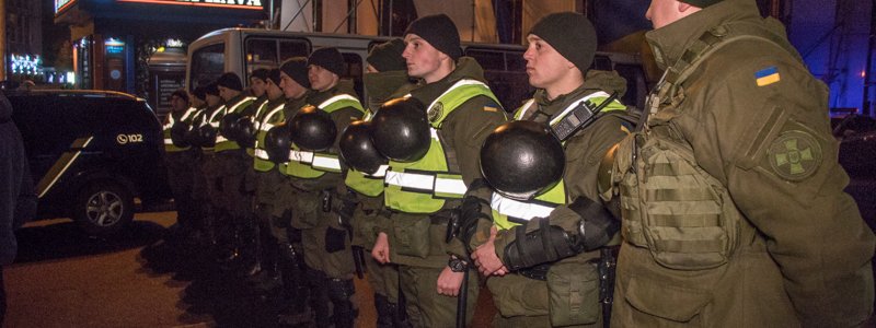Ночь на Майдане: взрыв страйкбольной гранаты, драка и подготовка к маршу Саакашвили