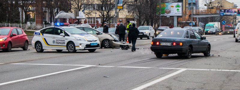На Лобановского столкнулись три автомобиля: есть пострадавший