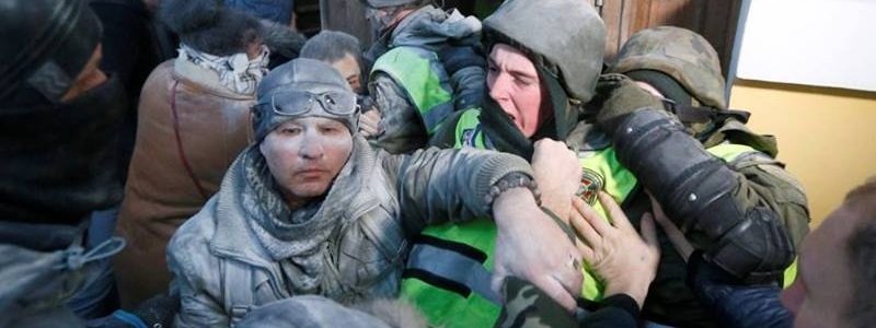 В Киеве в результате потасовки возле Октябрьского дворца пострадали правоохранители