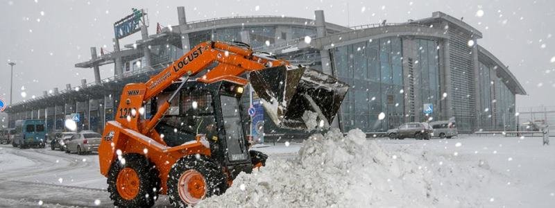 Отмененные рейсы и прогул школы: как в Киеве спасаются от "снежного апокалипсиса"