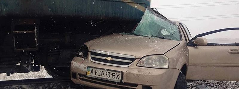 Жуткое ДТП под Киевом: поезд влетел в Chevrolet и протащил его 200 метров