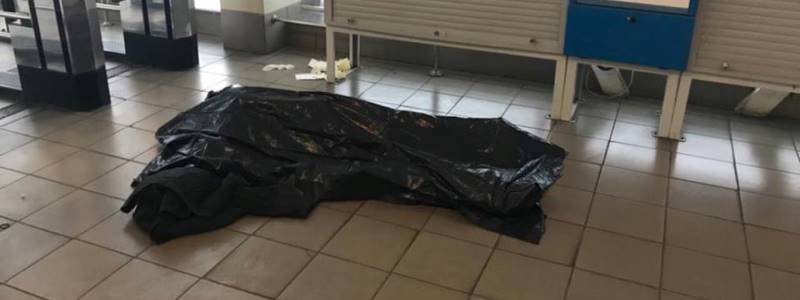В Киеве возле станции метро внезапно умерла женщина