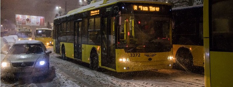 На Севастопольской площади в Киеве остановились троллейбусы: узнай, почему