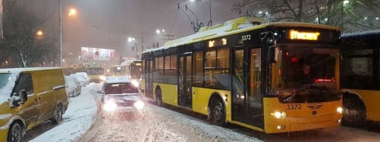 В Киеве из-за лютой зимы транспорт отбился от графика