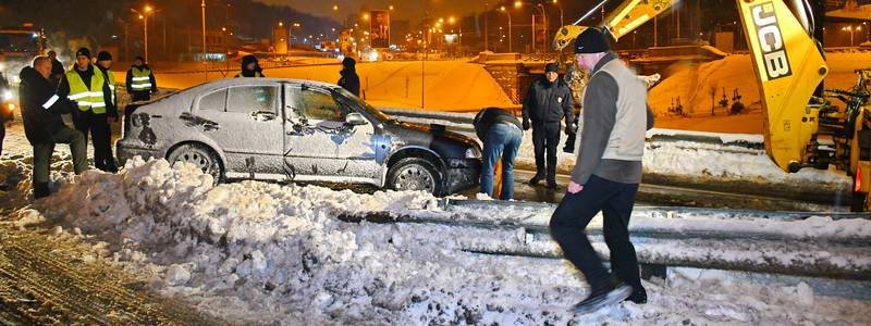 В Киеве возле моста Патона Skoda "отдыхала" на отбойнике