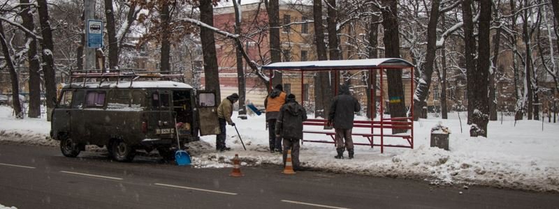 В Киеве троллейбусная остановка "устала" и упала на дорогу