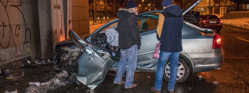 В Киеве Skoda, пытаясь избежать аварии, влетела в мост Вацлава Гавела