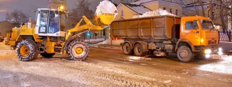 В Киеве вывозят снег: водителей просят не мешать