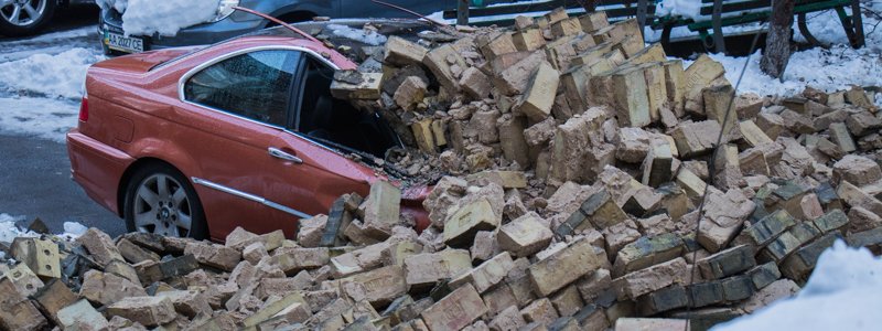 На Антоновича рухнула стена: под завалами оказались BMW и Lexus, повреждена газовая труба