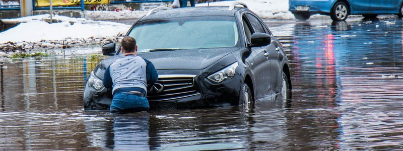Киев после дождя: машины тонут в воде и дрейфуют по огромной луже