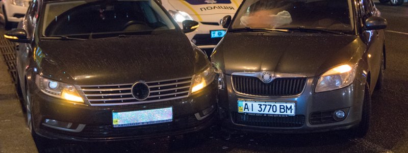 В Киеве возле ЦУМа Skoda протаранил Volkswagen с ребенком внутри
