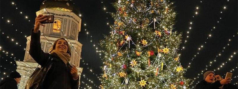 Предновогодний Киев: во всех уголках столицы засияли праздничные елки