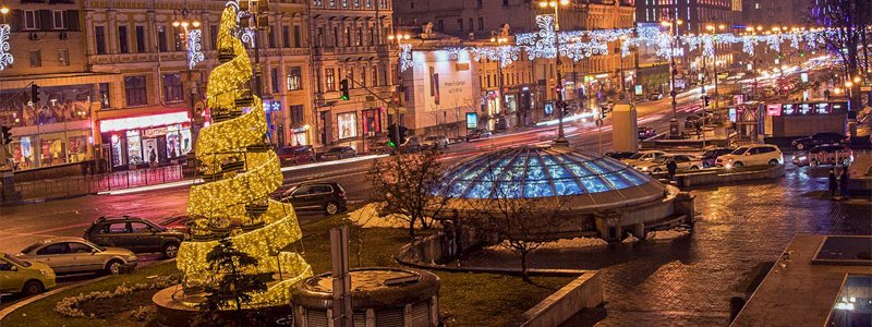 В центре Киева засверкала золотом конфетная елка