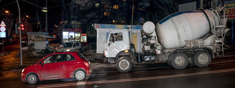 В Киеве бетономешалка въехала в автомобиль посольства Франции