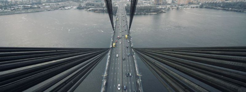 В Киеве усложнят передвижение сразу на двух мостах