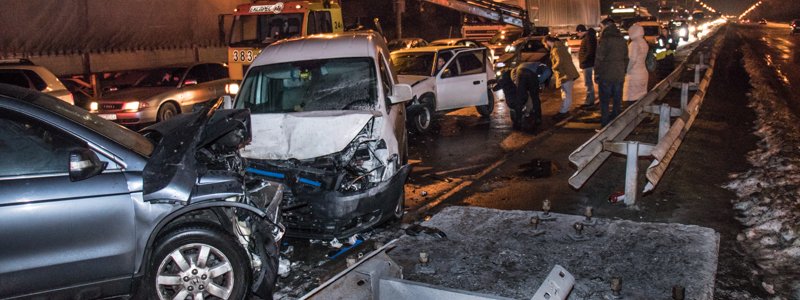 В Киеве Honda протаранила четыре автомобиля и чуть не сбила пешехода
