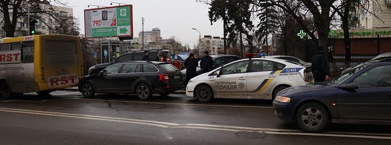 В Киеве водителю Skoda стало плохо и он врезался в маршрутку