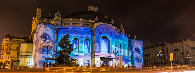 В Киеве Национальную оперу украсили цифровыми цветами и игрушками