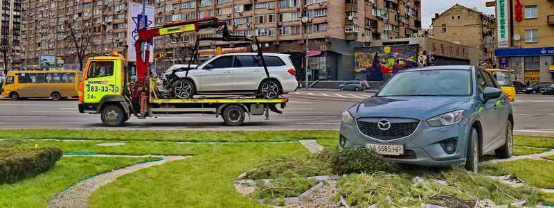 В Киеве Mazda столкнулась с Mercedes и «вспахала» клумбу перед цирком