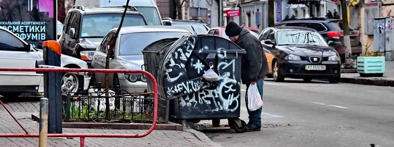 Рев моторов и тоска бездомных: как в Киеве проходит последний день 2017 года