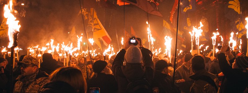 Огонь и клубы дыма: в Киеве прошло факельное шествие в честь Степана Бандеры