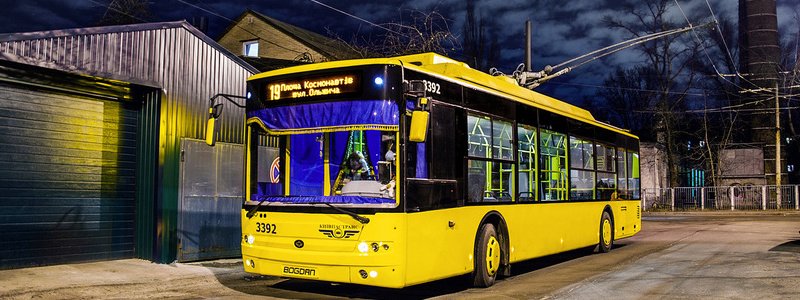 В Киеве на Троещине остановились более 10 троллейбусов