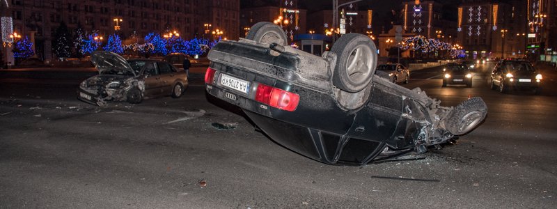 ДТП на Майдане Незалежности: пассажирку перевернутой Audi забрала скорая помощь
