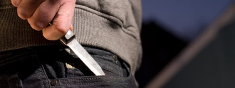 В Киеве мужчина напал с ножом на двух школьниц