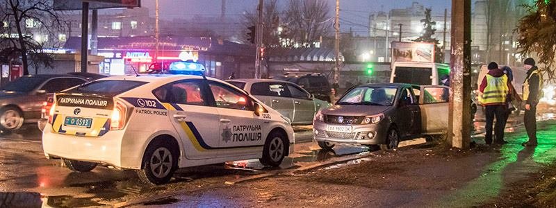 ДТП в Киеве: автомобили перекрыли движение трамваев на несколько часов