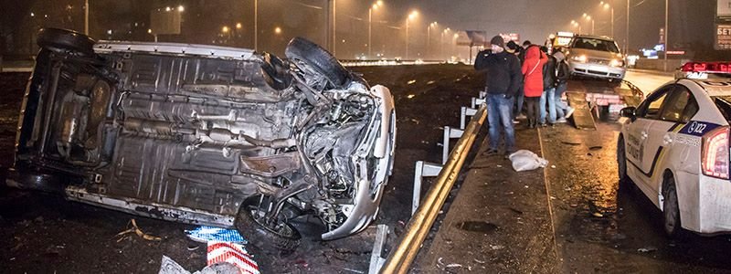 В Киеве из-за лихого маневра "евроблях" перевернулось авто
