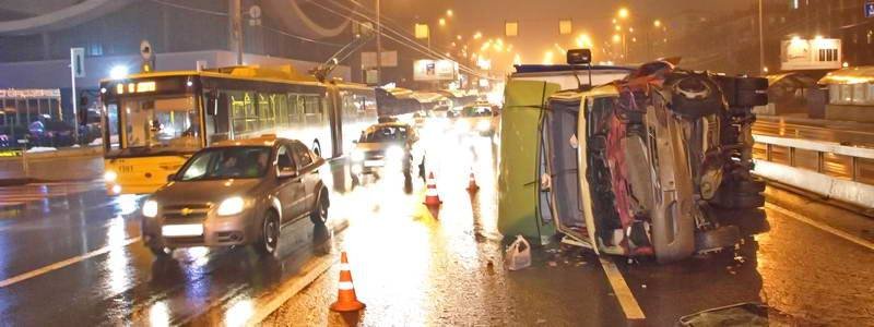 В Киеве посреди бульвара Дружбы Народов перевернулся грузовик: водитель выбивал стекло, чтобы выбраться