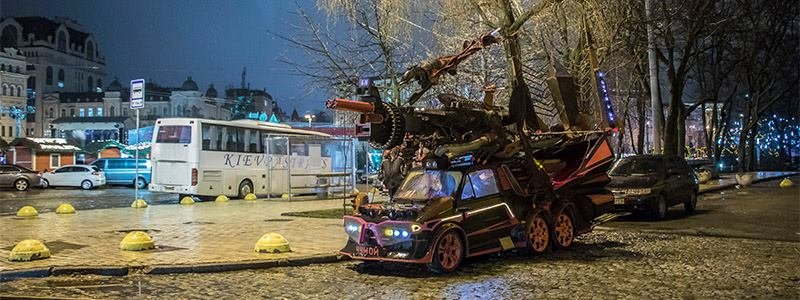 В Киеве на Софийской площади поселился монстр из "Чужого"