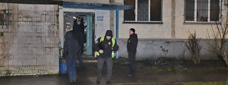 В Киеве пожарные спасали из горящей квартиры уже мертвого мужчину